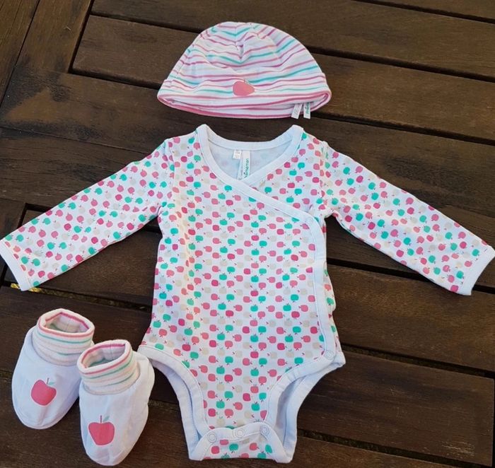Lot Ensemble naissance Body Bonnet Chaussons 0/3m et Pyjama 1m - photo numéro 2