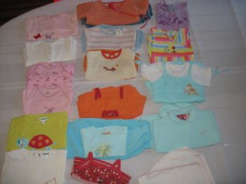 LOT DE 24 VÊTEMENTS BÉBÉ FILLE "DIVERSES MARQUES" - 6 MOIS - n°04