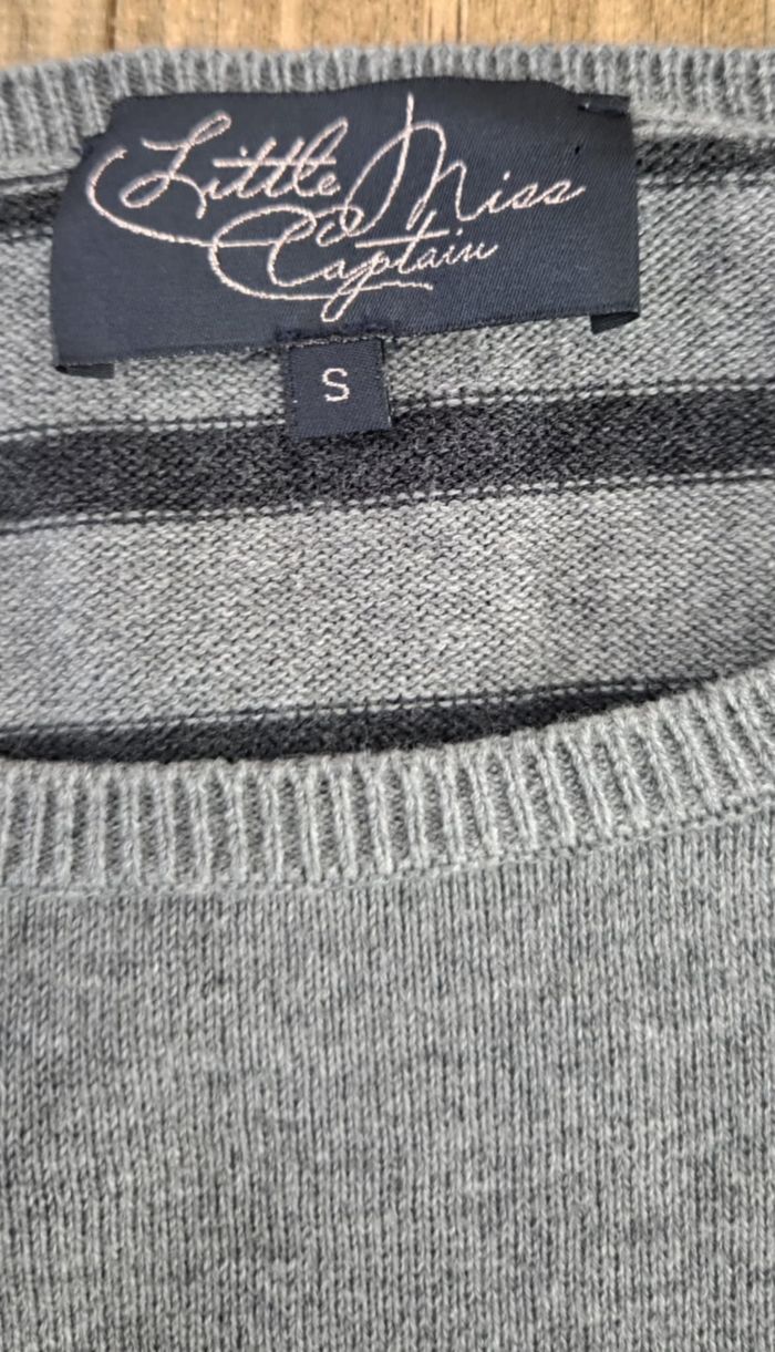 PULL LITTLE MISS CAPTAIN GRIS RAYÉ – MOTIF CHIEN – T.S – EXCELLENT ÉTAT - photo numéro 3