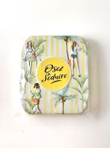 Petite boîte métallique décorée