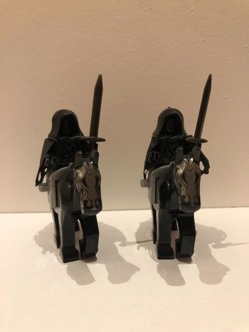 Figurine type lego 2 nazgul à cheval. Le seigneur des anneaux