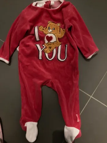 Pyjama bisounours 12 mois en très bon état
