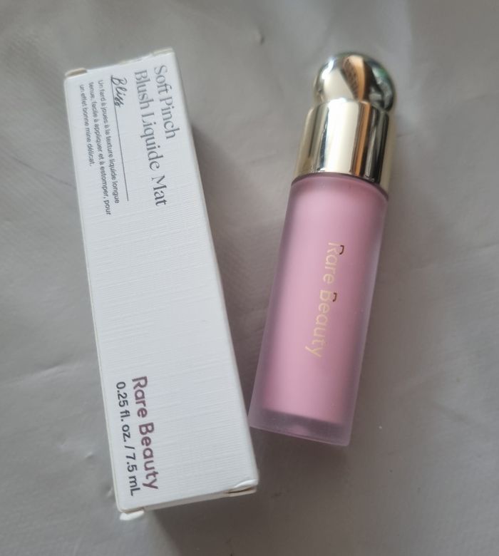 blush liquide mat rare beauty teinte bliss 7.5ml