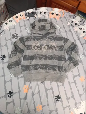 Sweat à capuche taille 10 ans très bon état