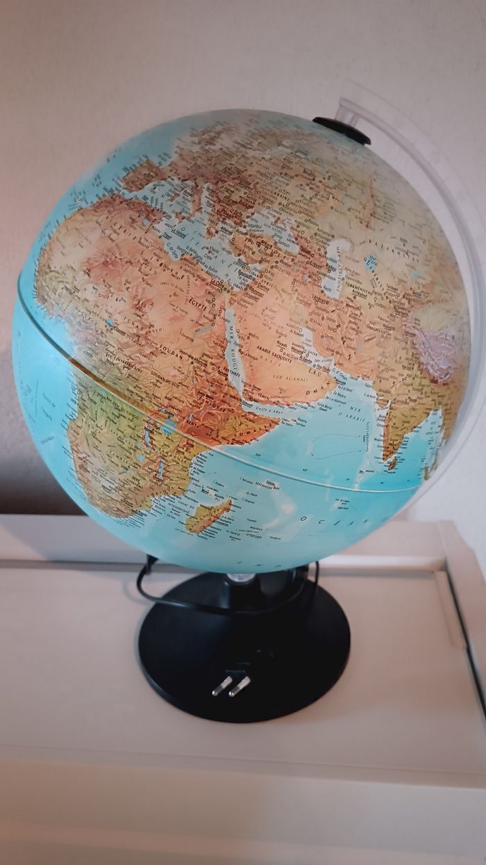 Globe terrestre lumineux - photo numéro 2