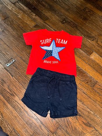 T-shirt mayoral (très bon état 2 petites traces) et short Bout’chou  12 mois