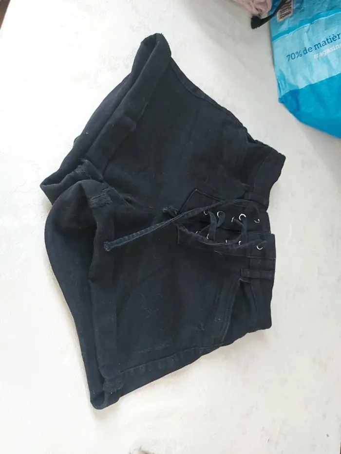 Short en jean noir avec galon