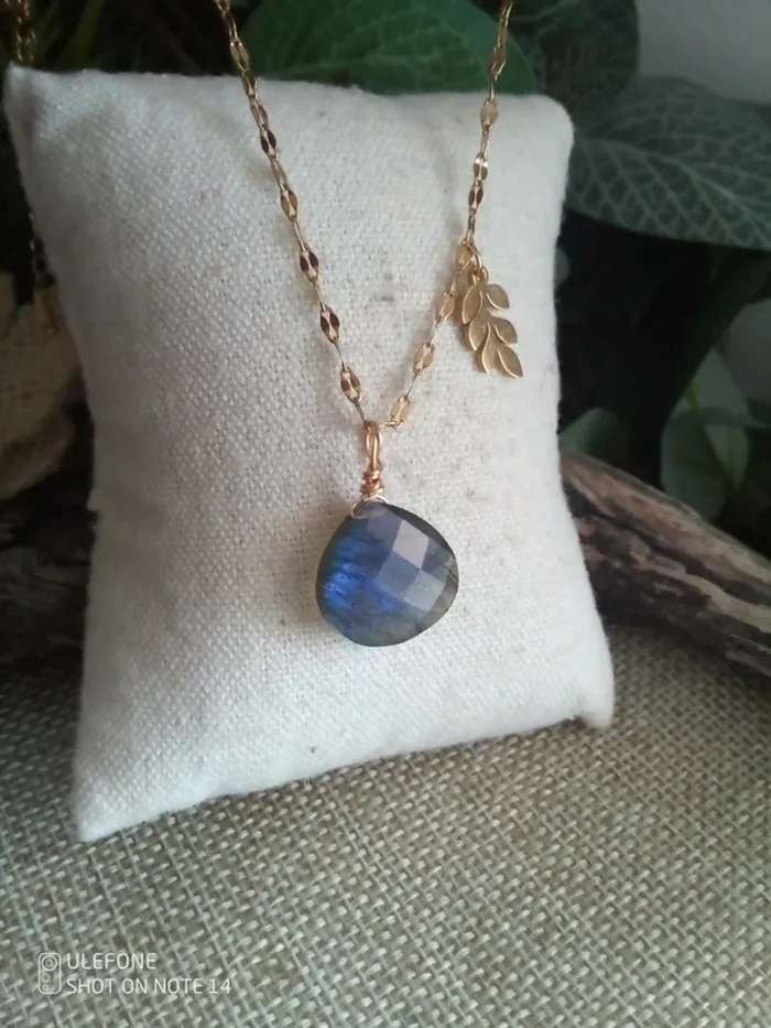 Collier labradorite à facettes avec breloque feuille