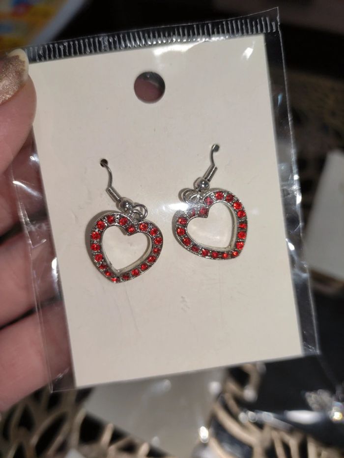 Lot de 6 bijoux neufs, d'oreilles thèmes amour, cœur, ailes, clefs. - photo numéro 3