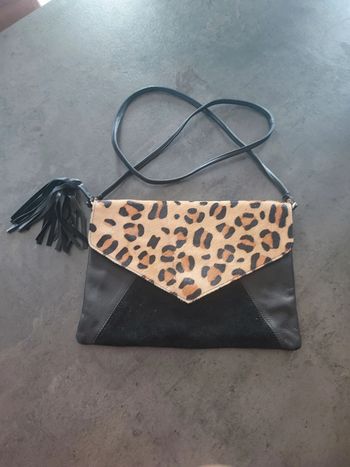 Pochette plate leopard et noir Asos
