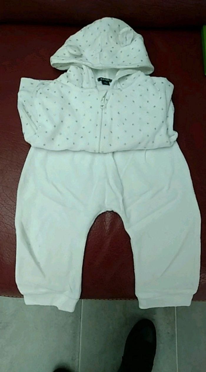 Ensemble blanc et argenté