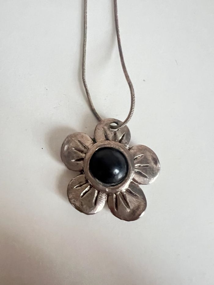 📿 Collier argenté fleur & médaillon noir – Lika Paris