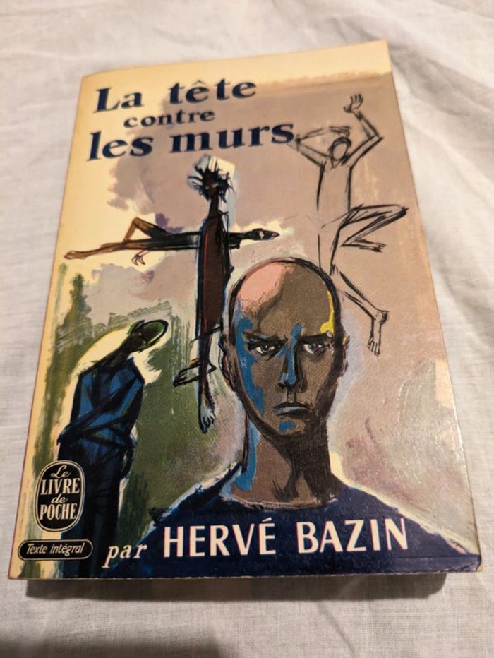 La tête contre les murs