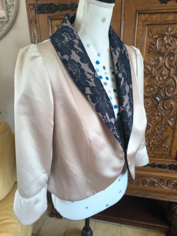 Superbe veste satin et dentelle