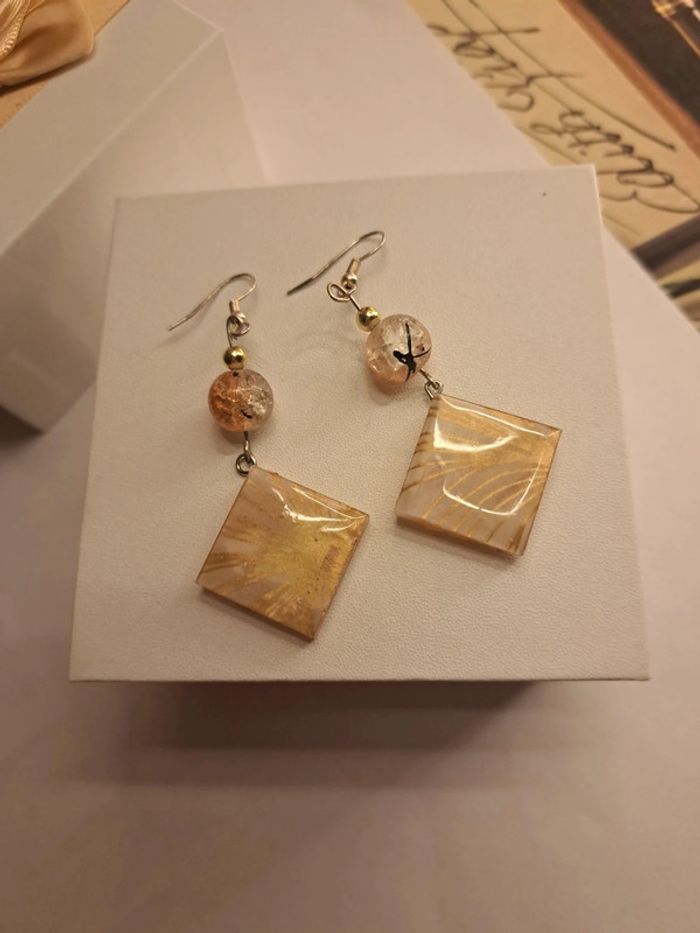 Boucles d'oreilles pendante en résine orange beige et doré - photo numéro 9