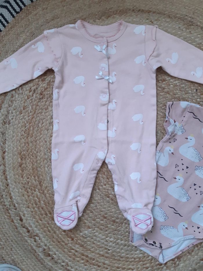 Lot pyjama et body cygnes 3/6 mois - photo numéro 2