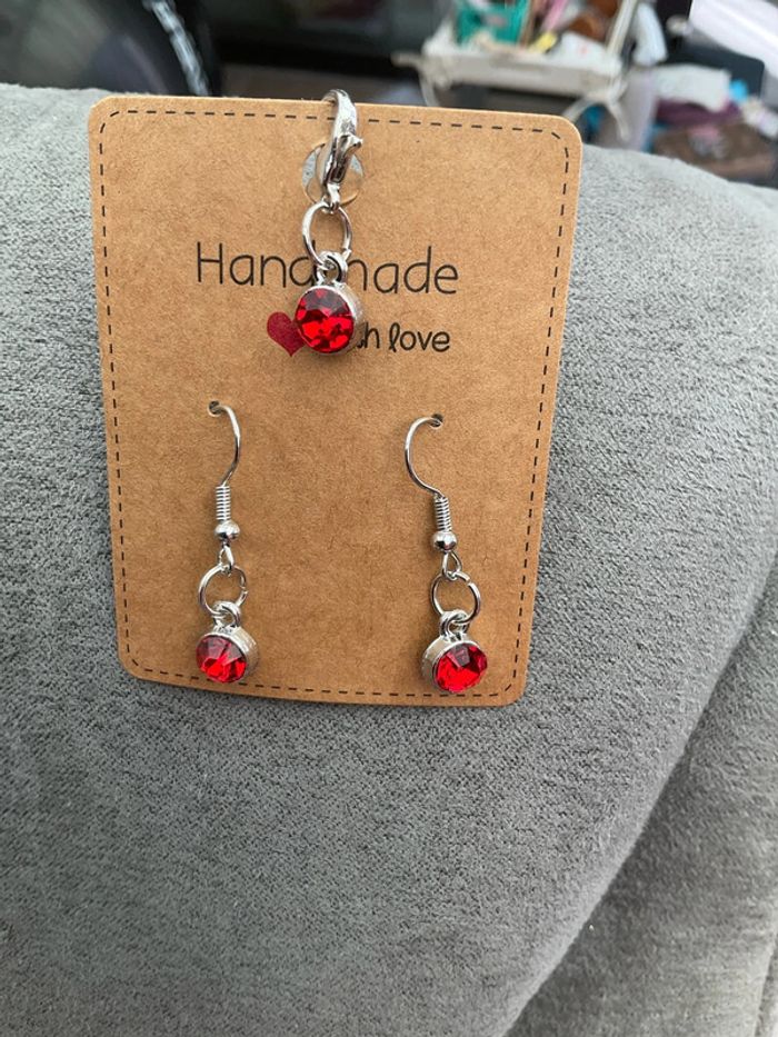 Boucles d’oreilles + breloque rouge neuve - photo numéro 2