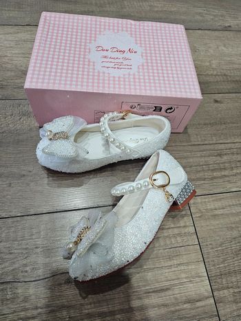 Magnifiques chaussures de fête brillantes ,fille, pointure 27, blanches