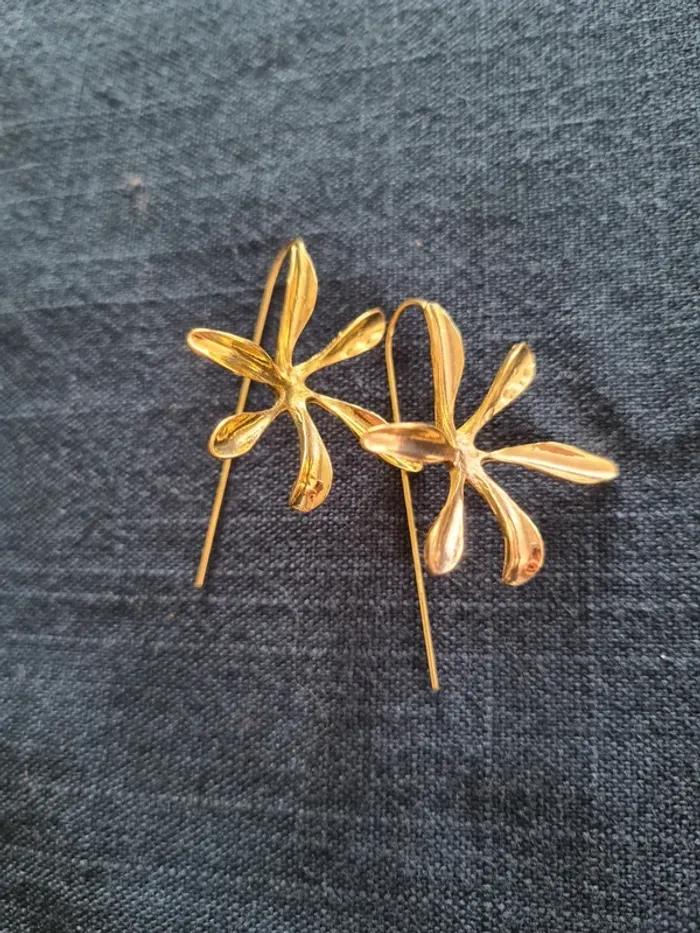 Superbe paire de boucles d'oreilles fleurs