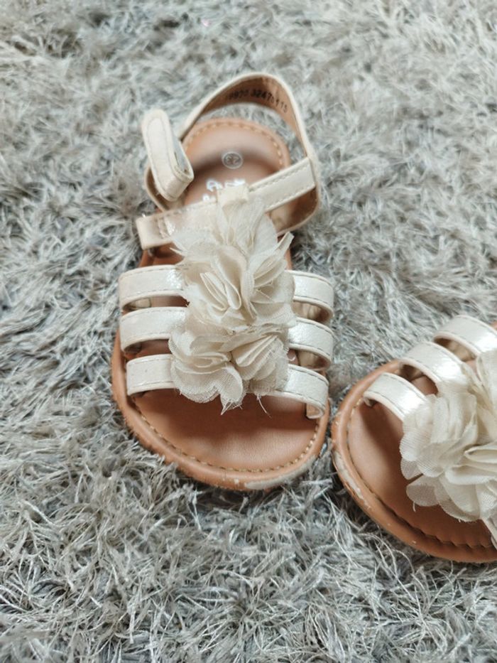 Sandales fille fleur blanches 23 - photo numéro 2