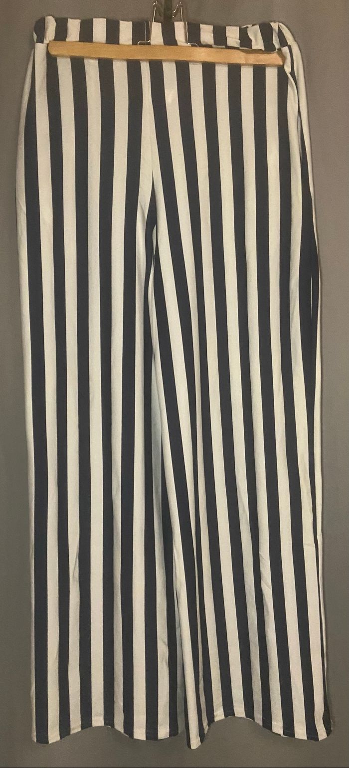 Pantalon rayé blanc et bleu marine
