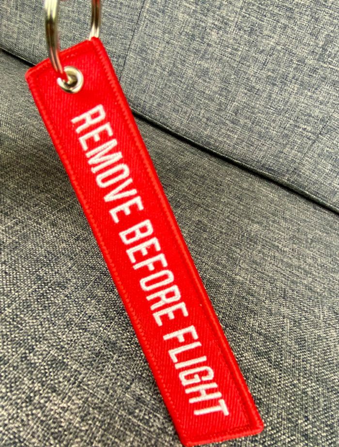 Porte Clés brodé Etiquette bagage Avgeek "Remove Before Flight" Avion NЕUF - photo numéro 2