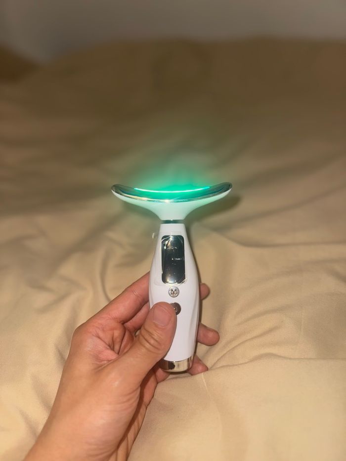 Appareil massage visage & cou 7-en-1 (État neuf) - photo numéro 8