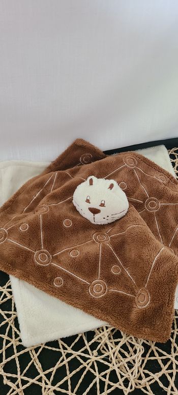 Doudou plat chat TI'LIDOU MALIN marron beige grelot