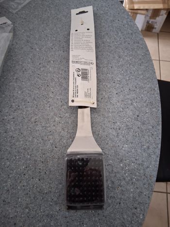 1 grande brosse métallique et grattoir