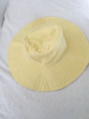 Chapeau jaune environ 58cm parfait état