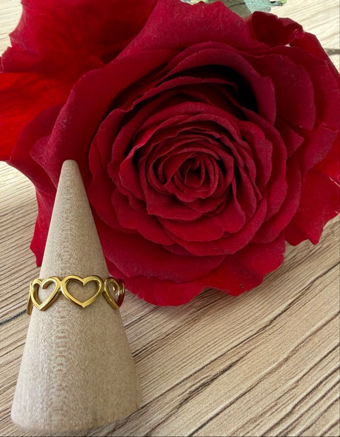 Bague dorée ajustable avec rangée de cœurs en acier inoxydable