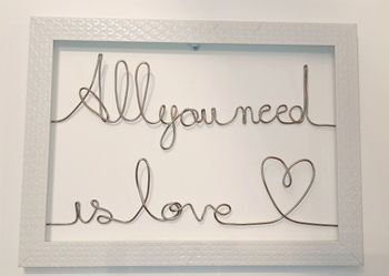 Cadre blanc "All you need is love" fabrication artisanale, en fil de fer