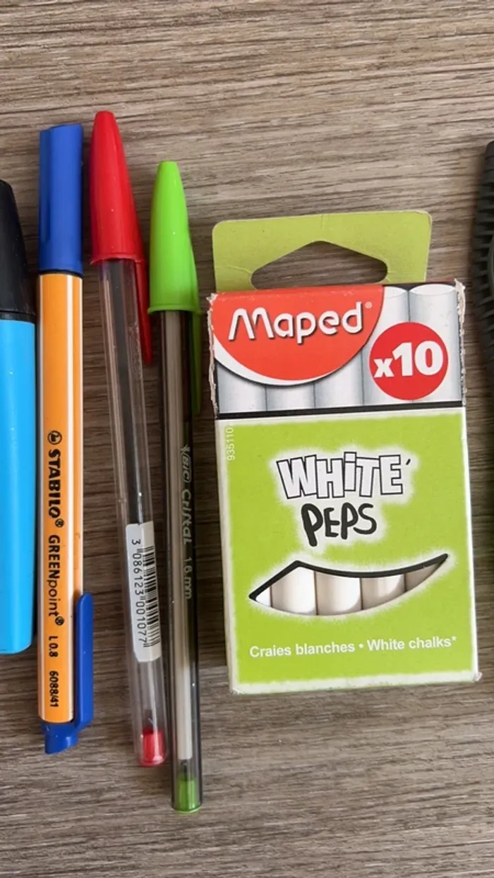 Lot stylos et autres matériels scolaires - photo numéro 3