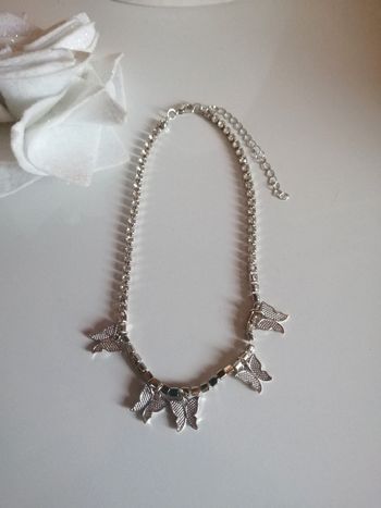 🌸Ras de cou argenté avec strass et pampilles papillons 🌸