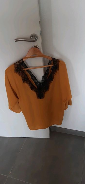 Blouse dentelle noire et moutarde