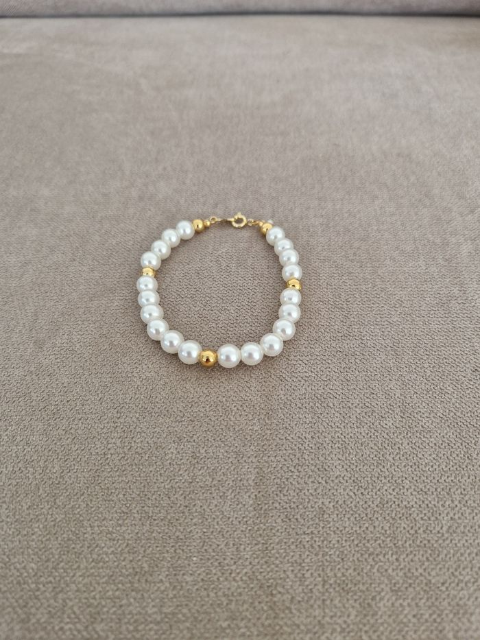 Bracelet perles blanches et dorées