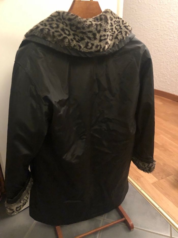 Joli manteau noir/ encolure  léopard - photo numéro 2
