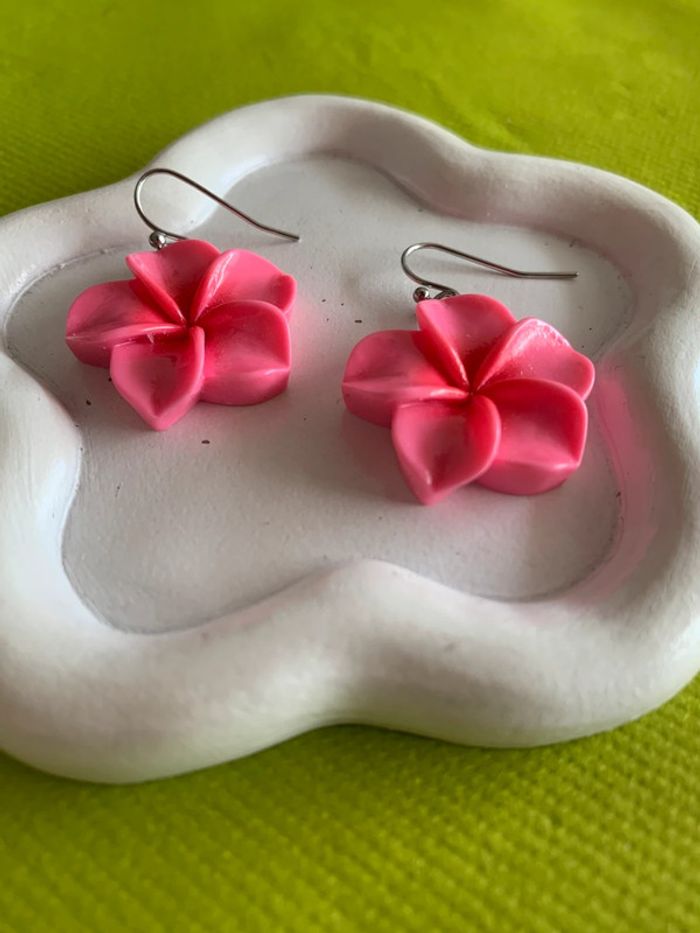 Boucles d’oreilles fleur d’hibiscus rose en résine - photo numéro 5