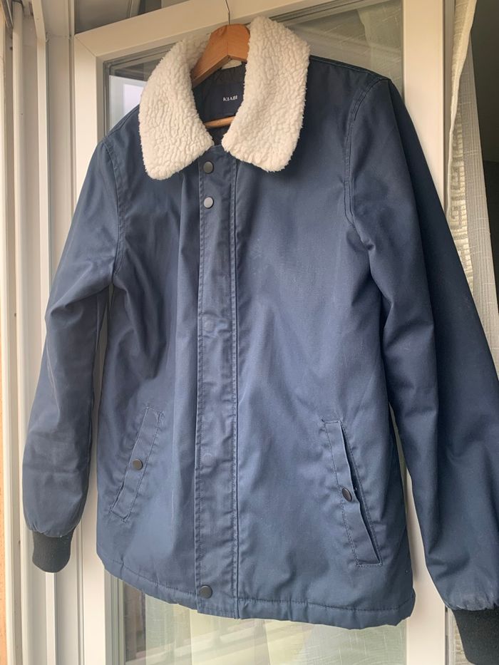 Manteau veste kiabi bleu col à fourrure blanche intérieur matelassé - photo numéro 4