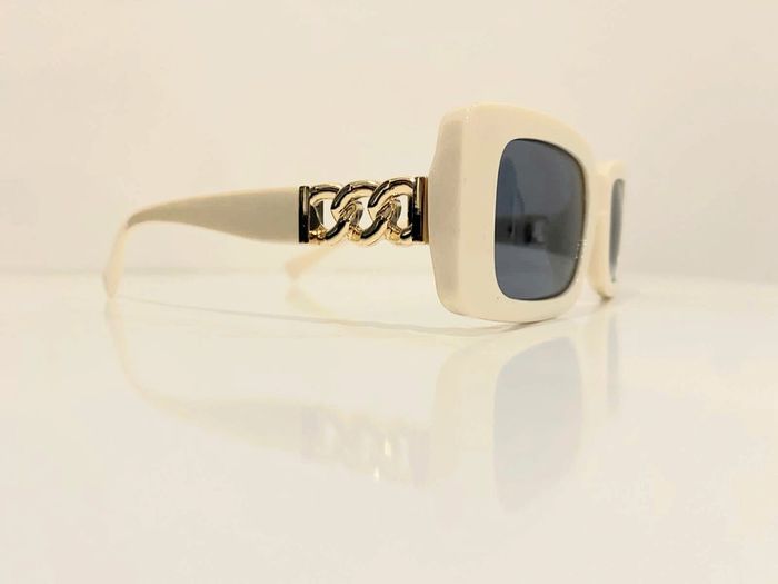 Lunette de soleil femme Polarisée bras en chaîne dorée taille small - photo numéro 3