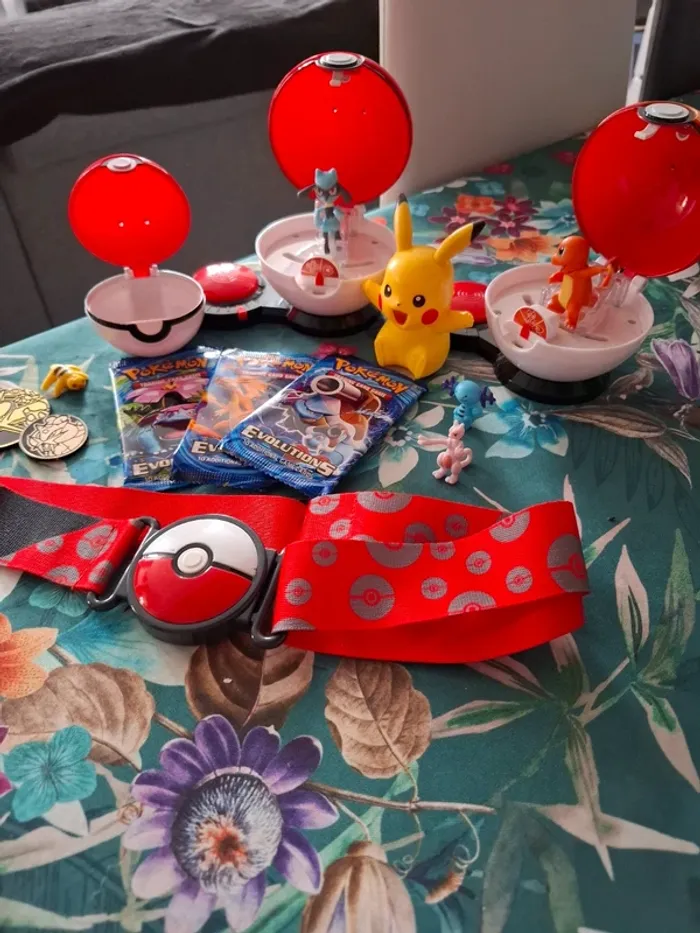 Magnifique lot de pokeball toupie avec figurine ceinture cartes pokemon neuve non officiel