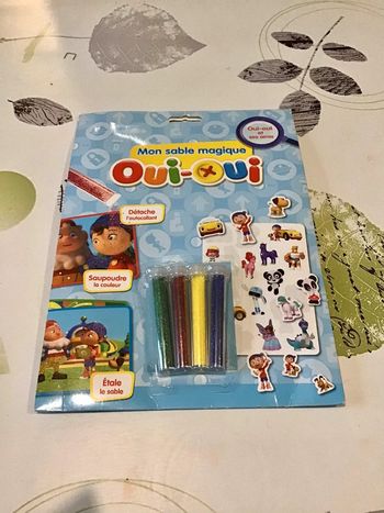 Livre Mon sable magique Oui oui et ses amis 4 tableaux magique à créer
