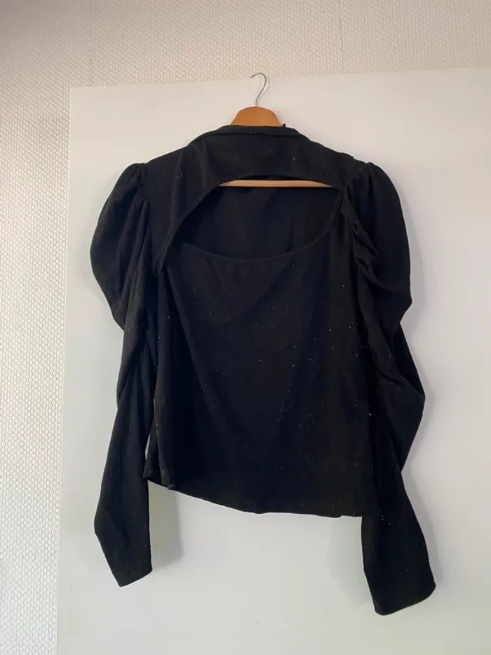 Pull noir avec ouverture devant - photo numéro 2