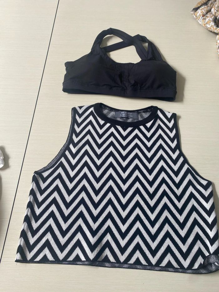 Brassière et pull sans manche