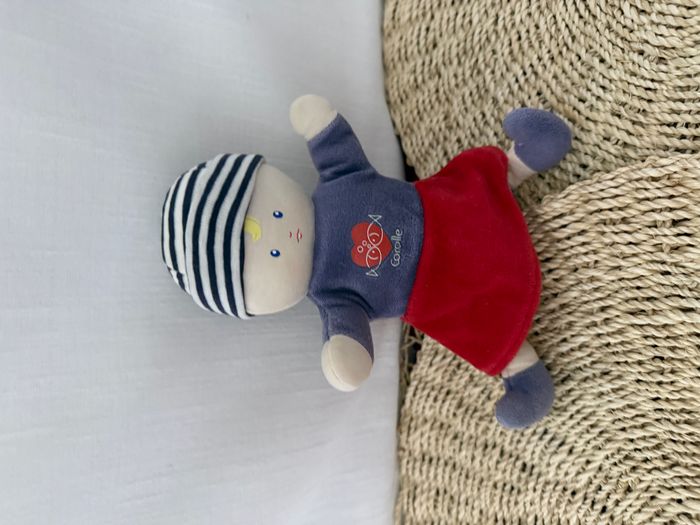 Doudou poupée fille bleu marin jupe rouge poisson COROLLE - photo numéro 5