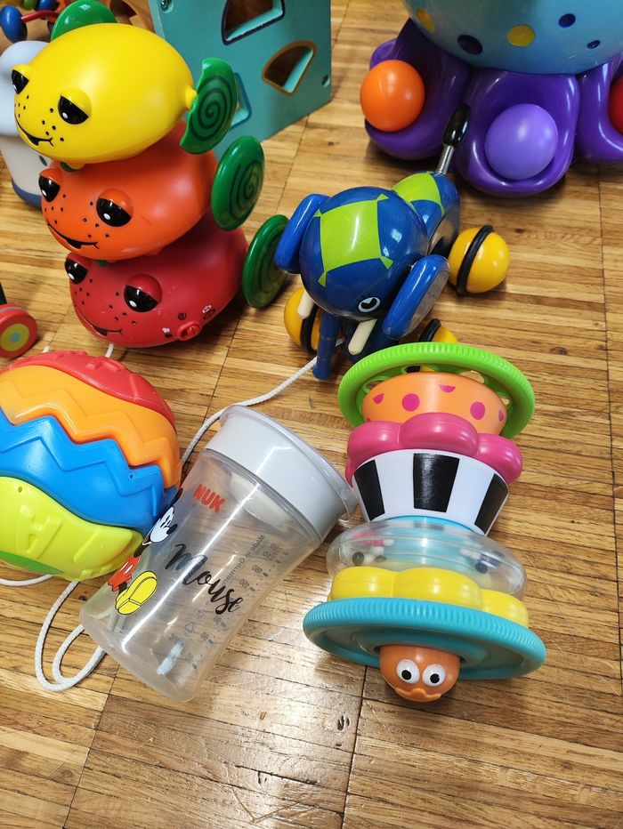 Lot jeu jouets eveil bébé enfant dont veilleuses motricité dextérité activité boulier forme géométrie bois doudou musical - beaba kidilou mikey ouaps pieuvre malice gobelet 1er premier age - photo numéro 5