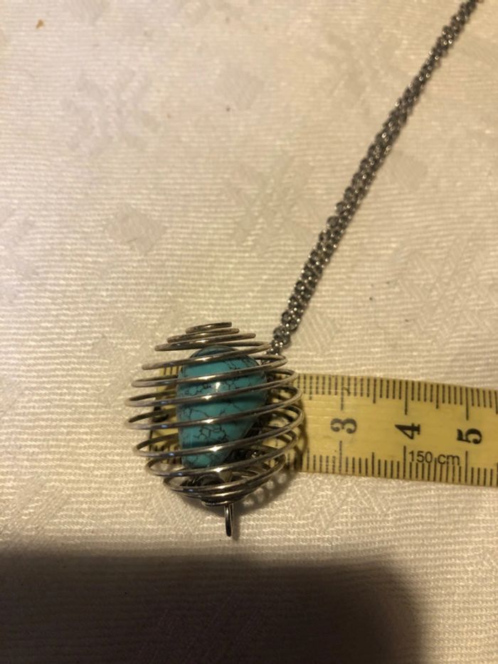Petit collier très original avec sa pierre turquoise enfermée dans sa cage - photo numéro 3