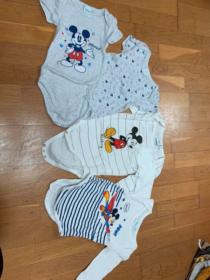 Lot 2 bodies manche courte et 2 bodies manche longue Mickey 18mois