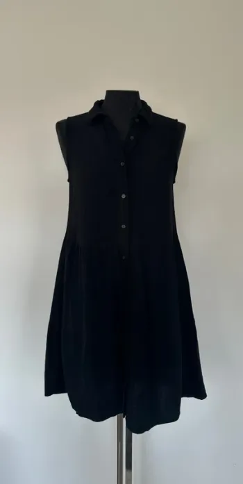 Robe noire sans manches