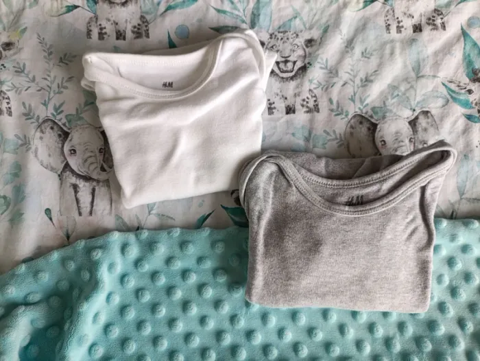 Lot 2 bodies H&M Manches longues 80cm